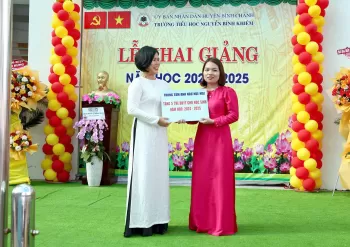 Anh ngữ Huệ Mai gửi tặng những suất bảo hiểm dành cho các em học sinh có hoàn cảnh khó khăn tại trường Tiểu học Nguyễn Bỉnh KHiêm